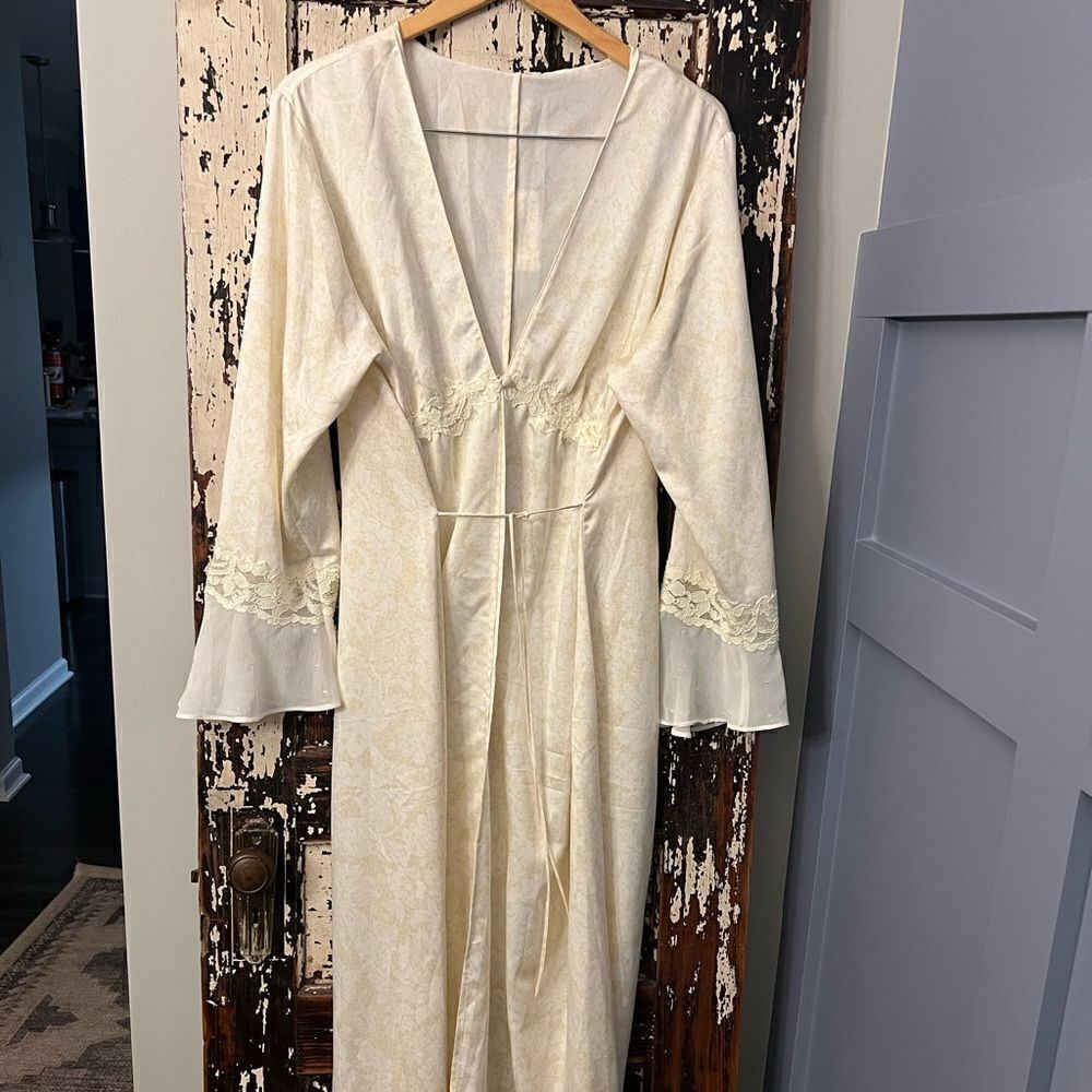 NWT Women’s Cabernet Sleepwear Long lace and beaded soft robe. Size XL.